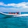 Un barco lleno de Visitantes que viajan a lo largo de El Cielo